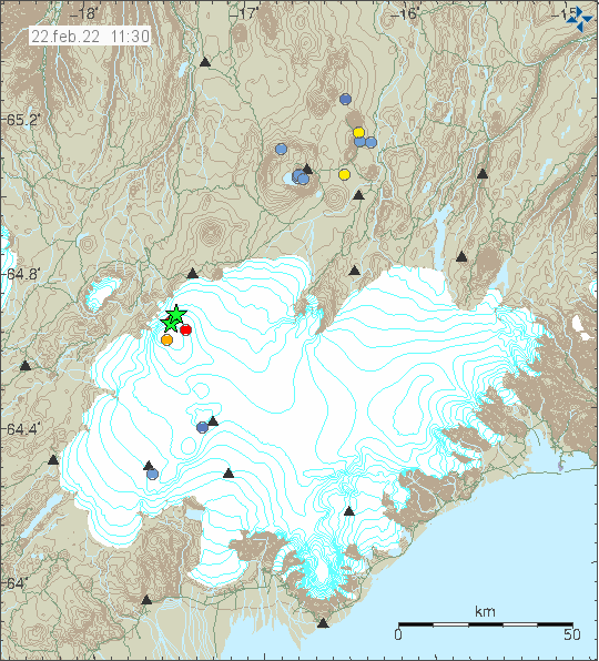 Two green stars in Bárðarbunga volcano showing the strong earthquake activity in the volcano. Two smaller dots show smaller earthquakes.