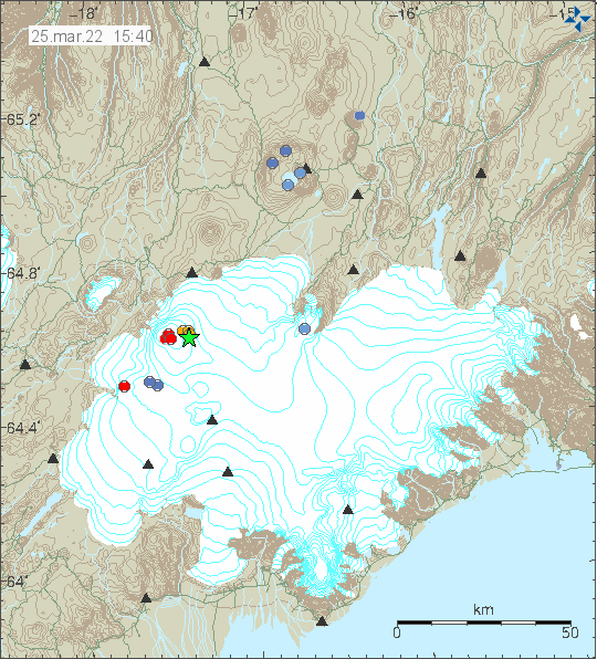 Green star in eastern part of Bárðarbunga volcano showing the activity. Few red dots showing smaller earthquakes in western part of Bárðarbunga volcano.