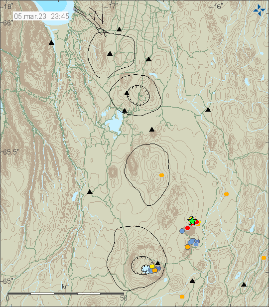 Green star and red dots north of Herðubreið mountain, that is located north-east of Askja volcano. Smaller earthquakes in Askja volcano shown with blue and yellow dots.