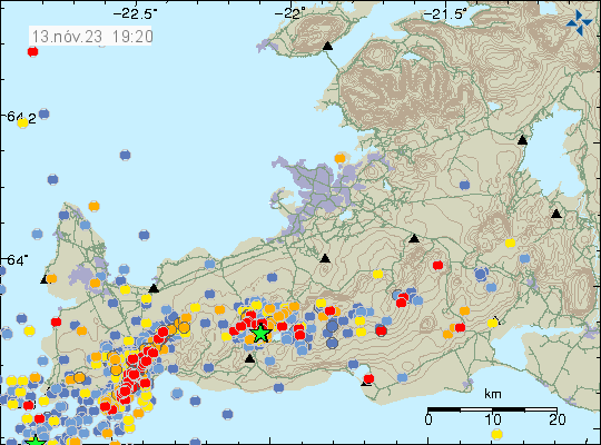 A line of red dots shows the dyke formation that goes under Grindavík town and goes north-east of the town.