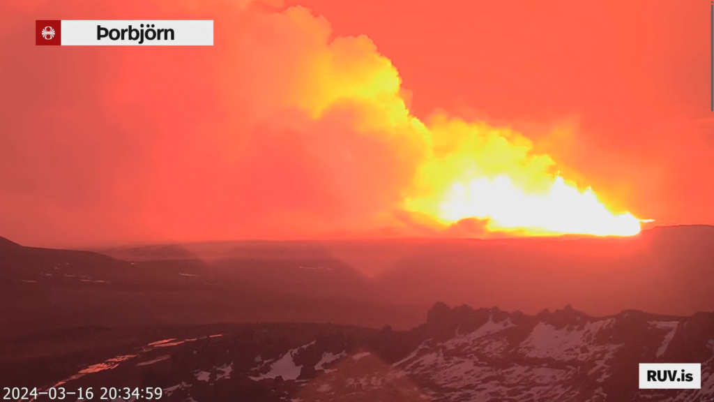 Red glow and the eruption on the image from Þorbjörn web camera. Time on the camera is 20:34 UTC.