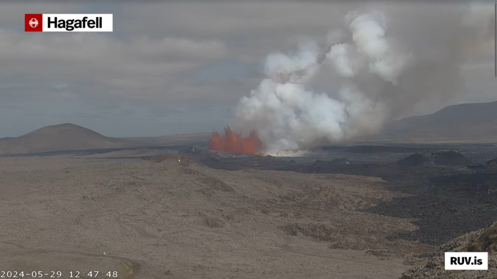 The eruption at 12:47:48 UTC as it was starting. The lava fountains are reaching up to 70 meters up in the air and the gas cloud keeps growing. 