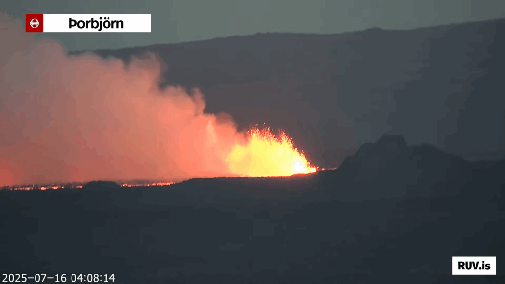The eruption as seen on the web camera Þorbjörn. The lava strokes are clearly visible and are orange red in colour.